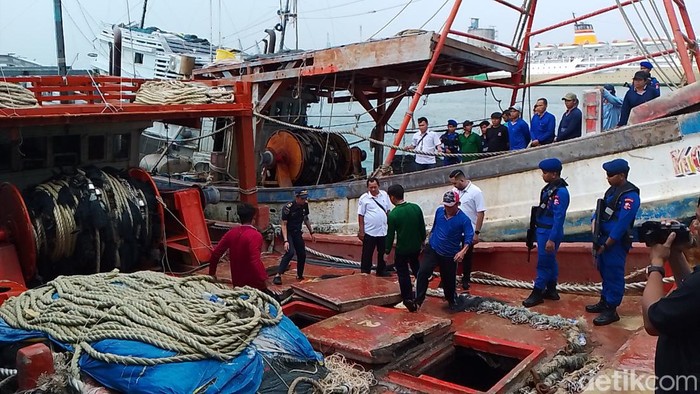 Foto: Dua kapal berbendera Vietnam diamankan Baharkam Polri di perairan Natuna Utara. (Alamudin/detikSumut).