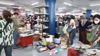 Mereka rela antre panjang demi mendapatkan barang yang di diskon oleh pihak toko buku Gunung Agung.