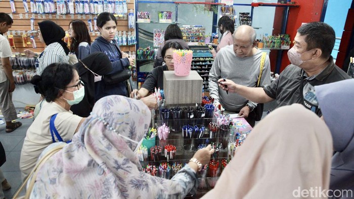Hari Kedua Cuci Gudang, Toko Gunung Agung Masih Diserbu Warga Begini suasana dalam toko Gunung Agung yang penuh dan sesak. Warga memilih berbagi macam barang yang dijual di Toko Buku Gunung Agung, Jakarta, Rabu (30/08/2023).