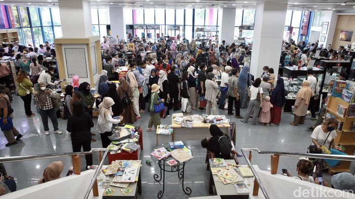 Hari Kedua Cuci Gudang, Toko Gunung Agung Masih Diserbu Warga Begini suasana dalam toko Gunung Agung yang penuh dan sesak. Warga memilih berbagi macam barang yang dijual di Toko Buku Gunung Agung, Jakarta, Rabu (30/08/2023).
