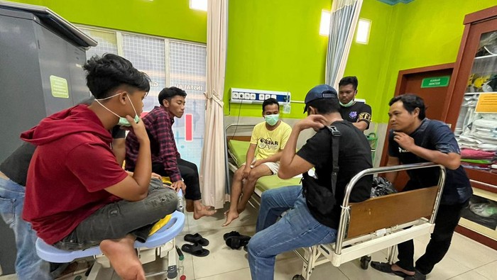 Anggota sat Reskoba Polres HSU saat mendatangi 16 pasien yang berhalusinasi usai konsumsi obat di Rumah Sakit (RS) Pambalah Batung Amuntai.