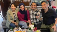 Dalam momen ini Indy Barends menghadiri mediasi Indra Bekti dan Dilla. Tampak ada suguhan aneka kuliner enak di meja. Foto: Instagram @indybarends