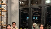 Bukti lain kalau Indy Barends sempatkan kulineran bareng keluarganya. Kali ini mereka sedang santap di restoran yang ada di Bali. Foto: Instagram @indybarends