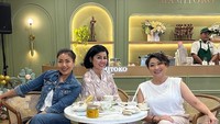 Tak hanya dengan Bekti dan Dilla, Indy Barends juga memiliki kedekatan dengan Mamitoko dan Inge Anugrah. Begini momen mereka saat tea time. Foto: Instagram @indybarends