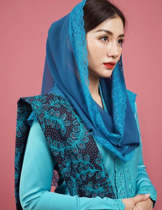 Kerudung pashmina renda menjadi gaya khas dari wanita berusia 27 tahun ini.  Foto: Instagram/@novitamochamad
