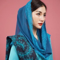 Kerudung pashmina renda menjadi gaya khas dari wanita berusia 27 tahun ini.  Foto: Instagram/@novitamochamad