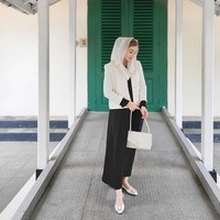 Gaya monokrom Novita membuatnya terlihat elegan dengan padanan blouse lengan panjang, celana kulot dan blazer serta kerudung putih. Foto: Instagram/@novitamochamad