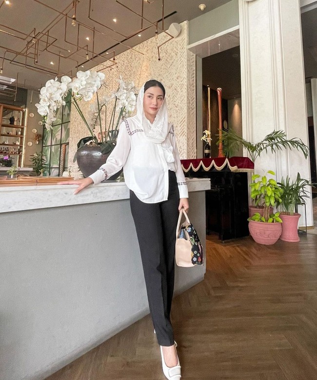 Tampil di berbagai acara resmi maupun sosial, Novita memiliki padu padan andalan yakni tunik dengan rok atau celana panjang. Foto: Instagram/@novitamochamad