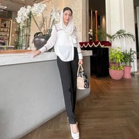 Tampil di berbagai acara resmi maupun sosial, Novita memiliki padu padan andalan yakni tunik dengan rok atau celana panjang. Foto: Instagram/@novitamochamad