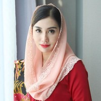 Novita Hardini selalu tampil elegan dengan busana modest. Tak lupa kerudung yang juga melengkapi penampilannya. Foto: Instagram/@novitamochamad