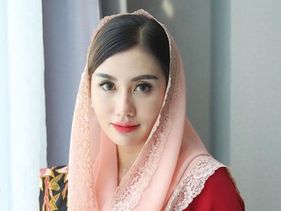 7 Gaya Berkerudung Istri Bupati Trenggalek, Cantiknya Curi Perhatian