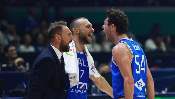 Basketball - FIBA World Cup 2023 - First Round - Group A - Philippines v Italy - Araneta Coliseum, Quezon, Philippines - August 29, 2023 Italys Alessandro Pajola and Italys Stefano Tonut react REUTERS/Eloisa Lopez