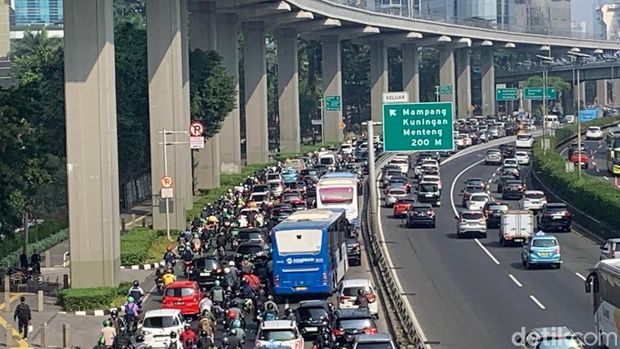 Jalan Gatot Subroto Jaksel arah Semanggi Macet