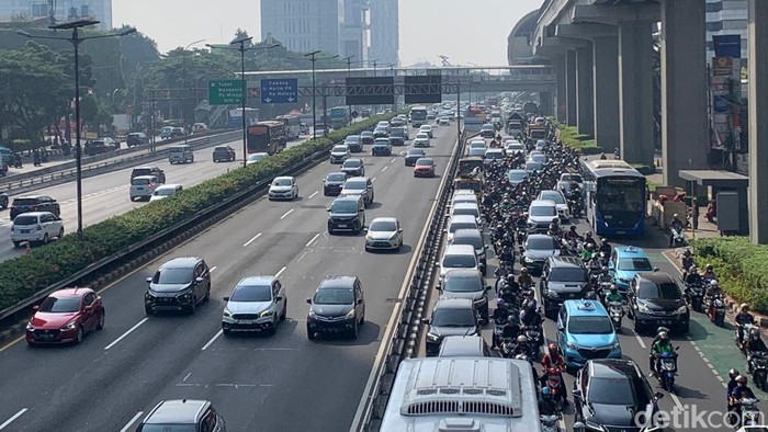 Jalan Gatot Subroto Jaksel arah Semanggi Macet