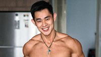 Jordan juga disebut mirip artis Taiwan, Jay Chou. Begini posenya saat memamerkan durian yang disandingkan dengan perut six pack miliknya. Foto: Facebook Jordan Yeoh
