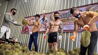 Penjual durian tampan juga bisa ditemukan di Thailand. Toko Bsamfruit di Chiang Mai sempat mempekerjakan beberapa model sebagai penjual di toko mereka. Foto: Bsamfruit