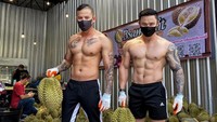 Strategi promosi ini rupanya berhasil meningkatkan penjualan. Bsamfruit menjadi laris manis setelah pegawainya diisi pria-pria tampan dan kekar. Foto: Bsamfurit