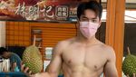 Jangan Salfok! Ini 10 Aksi Penjual Durian Kekar dan Tampan
