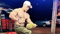 Di Malaysia juga viral sosok penjual durian yang bertelanjang dada. Ia bahkan tampil keren menggunakan topi untuk menawarkan durian. Foto: Facebook Puteri Lindungan Bulan