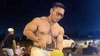 Sayang aksi penjual durian ini dicekal pejabat setempat karena dinilai tak senonoh. Penjual durian itupun diminta mengenakan pakaian. Foto: Facebook Puteri Lindungan Bulan