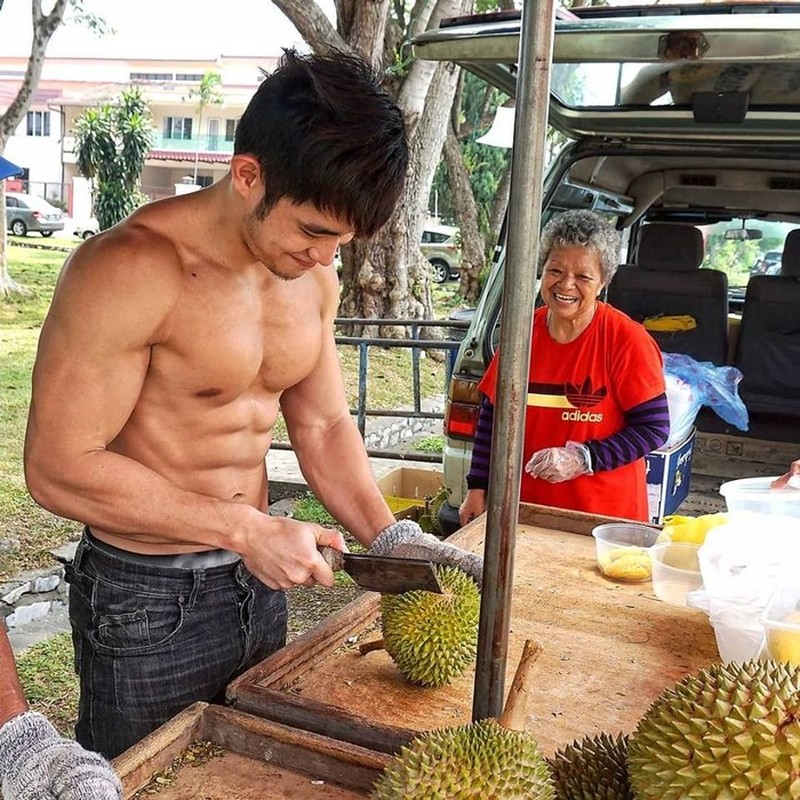 Jangan Salfok! Ini 10 Aksi Penjual Durian Kekar dan Tampan