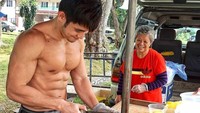 Jordan merupakan pegiat fitness yang dulunya berjualan durian. Ia kerap membantu paman dan tantenya dalam menjual raja buah itu. Sosoknya bahkan sempat viral disebut The Prince of Durian. Foto: Shanghaiist
