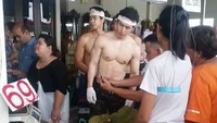 Wah! Lapak durian di Vietnam ini sudah pasti dipadati pembeli yang tertarik beli durian atau sekadar berinteraksi dengan penjualnya yang tampan. Kamu mau ikutan? Foto: himmag.com