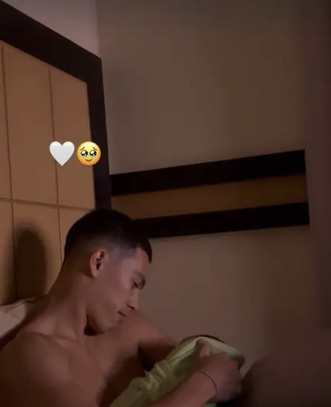 Potret baby Kamari digendong oleh sang ayah. Di tengah kabar bahagia tersebut, banyak netizen yang mempertanyakan tentang hubungan keduanya yang belum resmi menikah.  Foto: Dok. Instagram