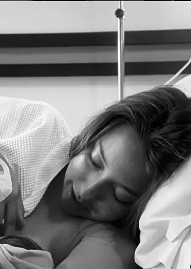 Di momen menyusui, tampak kasih sayang seorang ibu terlihat jelas. Memandangi dengan penuh cinta, Jennifer menyenandungkan lagu untuk bayinya.  Foto: Dok. Instagram