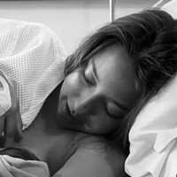 Di momen menyusui, tampak kasih sayang seorang ibu terlihat jelas. Memandangi dengan penuh cinta, Jennifer menyenandungkan lagu untuk bayinya.  Foto: Dok. Instagram