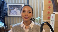 Seru! Ibu muda ini terlihat sangat menikmati segelas susu hangatnya di sebuah kafe. Foto: Instagram @jennifercoppenreal20