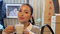 Sebelum menyeruput susu hangat itu, Jennifer Coppen tak lupa berpose cantik terlebih dahulu. Foto: Instagram @jennifercoppenreal20