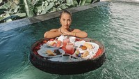 Jennifer Coppen juga sering menikmati sarapan cantik di kolam renang loh. Kali ini Jennifer menikmati sarapan omelet dan buah segar. Foto: Instagram @jennifercoppenreal20