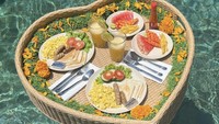 Ada lagi momen saat pacar Dali Wassink itu menikmati floating breakfast di villa Ubud, Bali. Makanannya tak jauh beda, ada telur orak-arik, sosis, roti, dan buah-buahan. Foto: Instagram @jennifercoppenreal20