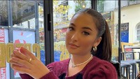 Wanita kelahiran 2001 itu juga senang nongkrong di kafe. Salah satunya ketika Jennifer sedang bersantai di kafe di Paris. Foto: Instagram @jennifercoppenreal20