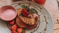 Tampaknya ibu anak satu ini memang suka menikmati sarapan bergaya bule. Kali ini Jennifer menghabiskan waktu sarapan di sebuah kafe, dengan menikmati pancake topping buah. Foto: Instagram @jennifercoppenreal20