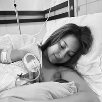 Inilah momen Jennifer Coppen menyusui anaknya. Di Instagramnya, Jennifer banyak mengungkapkan rasa bahagianya telah melahirkan anaknya. Foto: Dok. Instagram