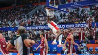 Momentum itu dipertahankan Kanada di kuarter ketiga. Mereka mencetak 10 poin di 90 detik pertama, termasuk dunk Shai Gilgeous-Alexander, dan hanya memberi Latvia dua poin, sehingga skor menjadi 53-44.