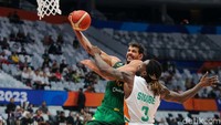 Momentum bagus ini coba dipertahankan Brasil di kuarter ketiga. Enam setengah menit berjalan, Brasil tampak nyaman dan bisa memimpin jauh 15-4, mengubah skor menjadi 65-50.