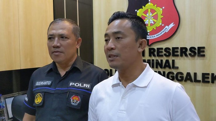 Kasatreskrim Polres Trenggalek Iptu Agus Salim saat memberikan keterangan terkait konser Happy Asmara ricuh, Rabu (30/8/2023).