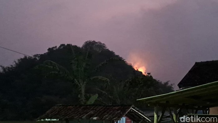 Kebakaran Gunung Ranga Gading Sukabumi