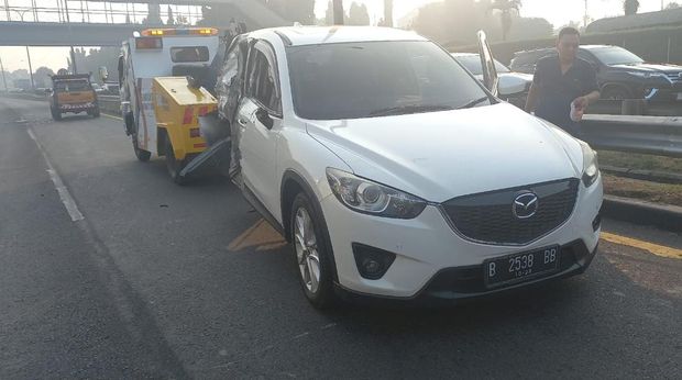 Kecelakaan beruntun 3 kendaraan di Tol JORR dipicu dump truck yang nyelonong ke arah berlawanan, Rabu (30/8/2023).