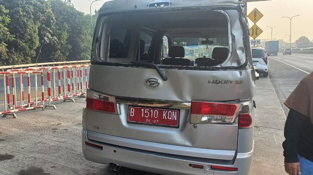 Kecelakaan beruntun 3 kendaraan di Tol JORR dipicu dump truck yang nyelonong ke arah berlawanan, Rabu (30/8/2023).
