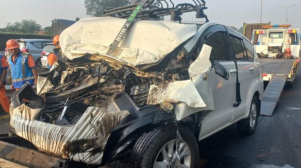 Kecelakaan beruntun 3 kendaraan di Tol JORR dipicu dump truck yang nyelonong ke arah berlawanan, Rabu (30/8/2023).