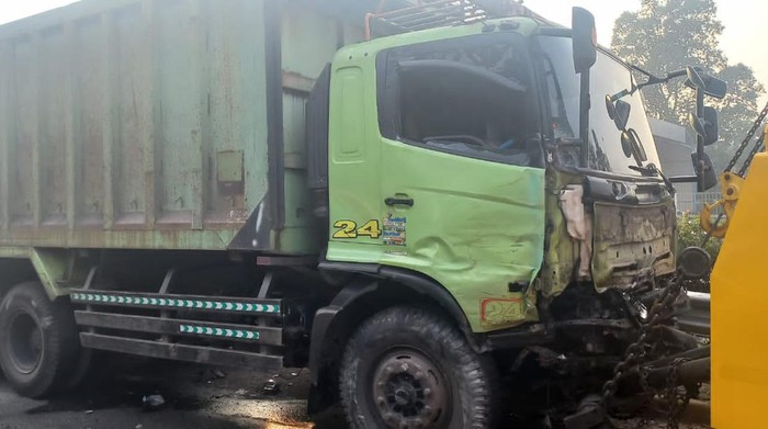 Kecelakaan beruntun 3 kendaraan di Tol JORR dipicu dump truck yang nyelonong ke arah berlawanan, Rabu (30/8/2023) pagi.