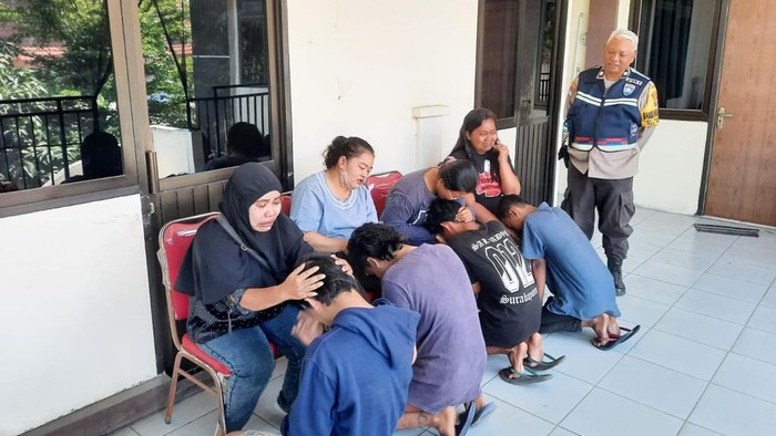 Keempat anak yang dibebaskan sungkem ke orang tuanya di Polsek Rungkut