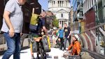 Keren! Seniman London Ubah Bekas Permen Karet Jadi Lukisan Indah