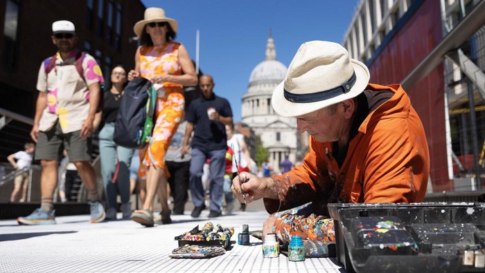 Keren! Seniman London Ubah Bekas Permen Karet Jadi Lukisan Indah Ben Wilson, artist, paints on the Millennium Bridge, London, Britain, August 21, 2023. REUTERS/Anna Gordon