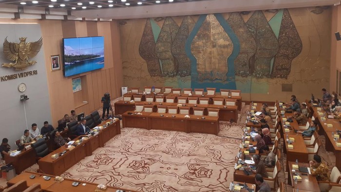 Komisi VII DPR RI memanggil Direktur Utama PT Pertamina (Persero) Nicke Widyawati