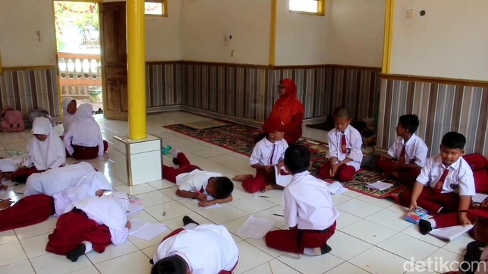 Kondisi belajar mengajar siswa SDN Sukatani di musala